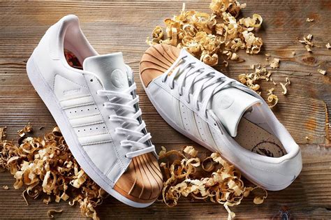 The adidas Superstar displays various hues with the iconic serrated leather 3-Stripes and a full-grain leather upper being its most distinctive features. The rubber shell-toe, which was the silhouette's trademark and was initially created for protection on hardwood floors, is mostly presented in tonal white, as are the laces and the rubber midsole.